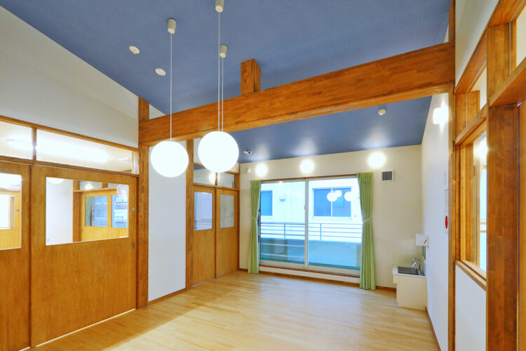 名古屋市瑞穂区の約200坪の土地の保育園の梁が見える開放感ある2階ホール