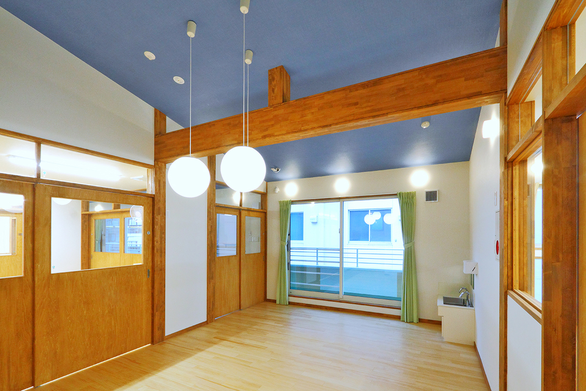 名古屋市瑞穂区の約200坪の土地の保育園の梁が見える開放感ある2階ホール