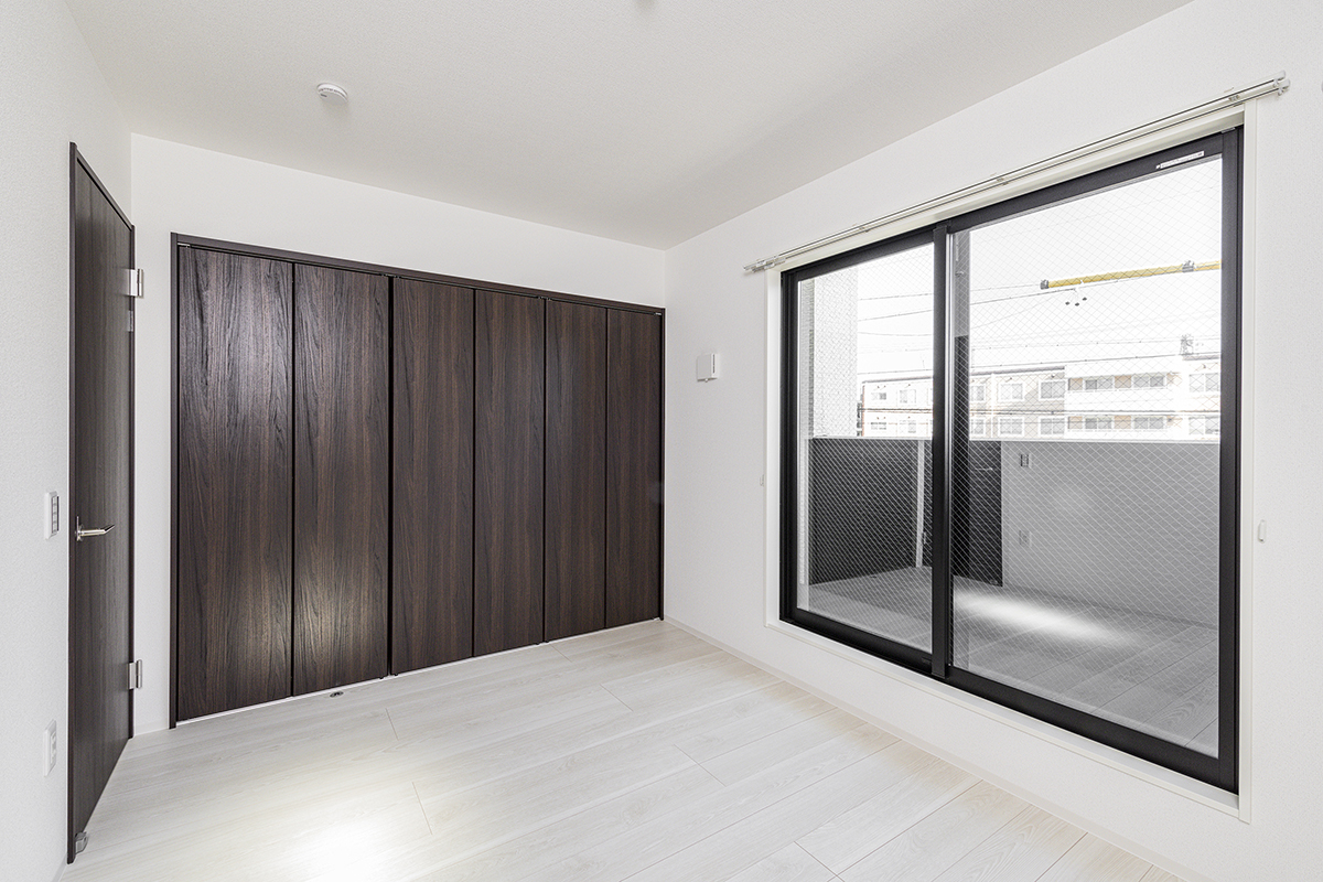 名古屋市北区の約300平米の土地にゆとりある2棟の戸建賃貸のベランダ付きのフラットなクローゼットのドアがおしゃれな2階洋室