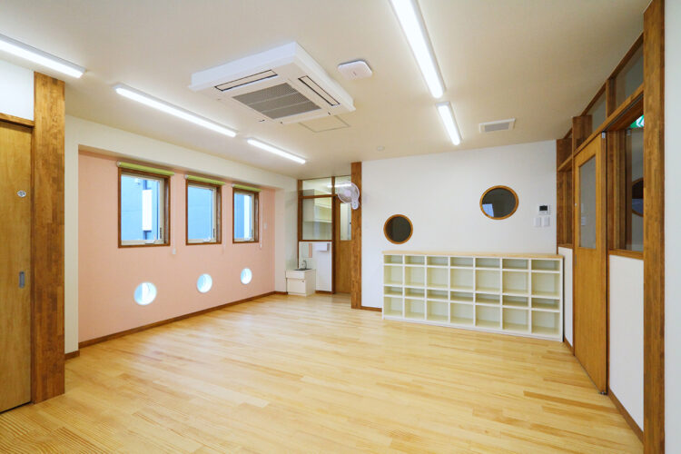 名古屋市瑞穂区の約200坪の土地の保育園の丸窓がおしゃれな2歳児保育室(2階)
