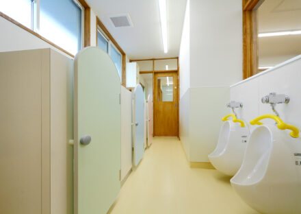 名古屋市瑞穂区の約200坪土地活用：保育園のかわいい扉の付いた2階幼児用トイレ