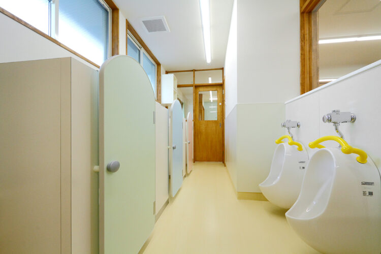 かわいい扉の付いた2階幼児用トイレ