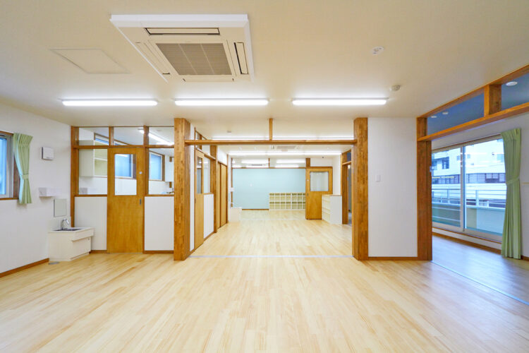 名古屋市瑞穂区の約200坪の土地の保育園の各年齢の保育室の扉を開けると開放感のある保育室に