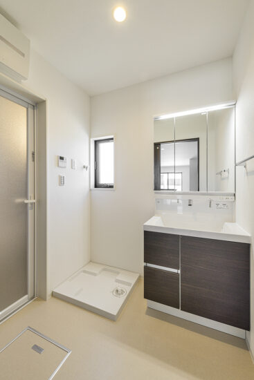 名古屋市北区の約300平米の土地にゆとりある2棟の戸建賃貸の窓の付いた明るい洗面室