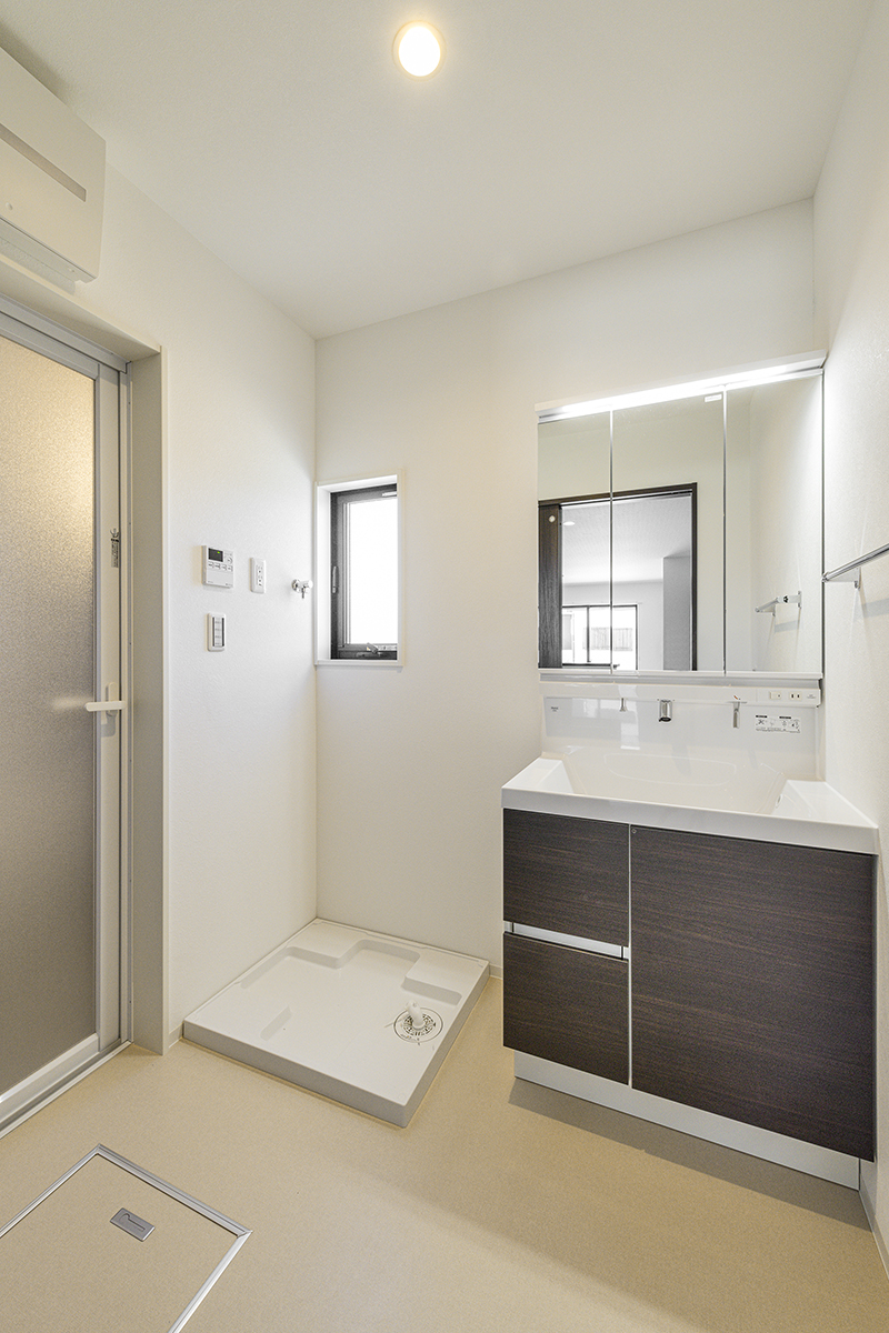 名古屋市北区の約300平米の土地活用:ゆとりある2棟の戸建賃貸の窓の付いた明るい洗面室