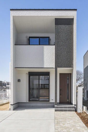 名古屋市北区の約300平米の土地にゆとりある2棟の白を基調とした外観デザインの戸建て住宅