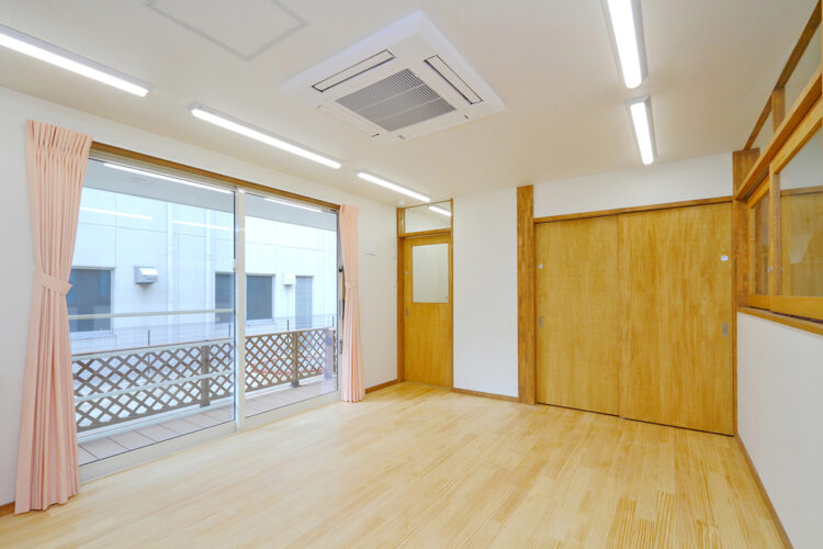 名古屋市瑞穂区の約200坪の土地の保育園の木目調の0歳児保育室(1階)