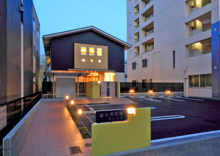 名古屋市瑞穂区の約200坪土地活用：保育園の夜はアプローチに明かりが灯る外観デザイン