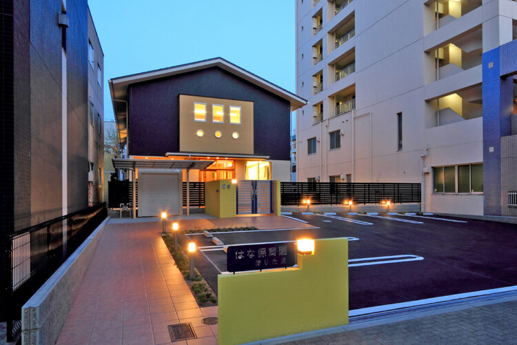 名古屋市瑞穂区の約200坪の土地の保育園の夜はアプローチに明かりが灯る外観デザイン