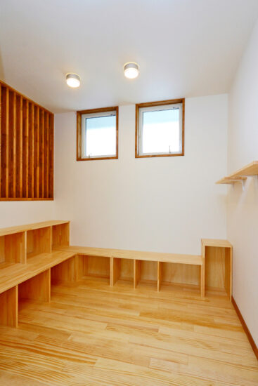 名古屋市瑞穂区の約200坪の土地の保育園の棚の付いた2階絵本コーナー