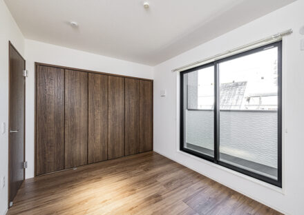 名古屋市北区の約300平米の土地活用：ゆとりある2棟の戸建賃貸の建物全体で統一感のあるダークブラウンがアクセントの洋室