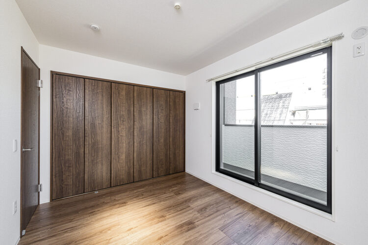 名古屋市北区の約300平米の土地にゆとりある2棟の戸建賃貸の建物全体で統一感のあるダークブラウンがアクセントの洋室