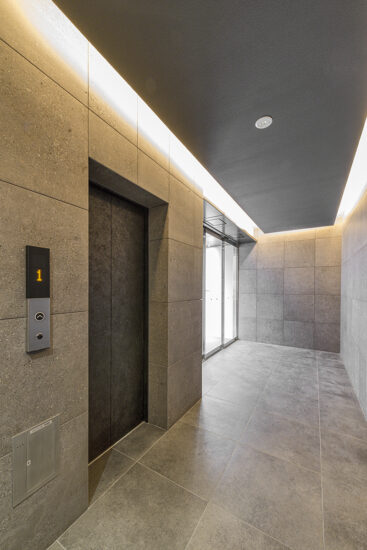 名古屋市中区の駅近・約70坪の土地の店舗付き賃貸マンションの大判タイルの高級感あるエントランスホール