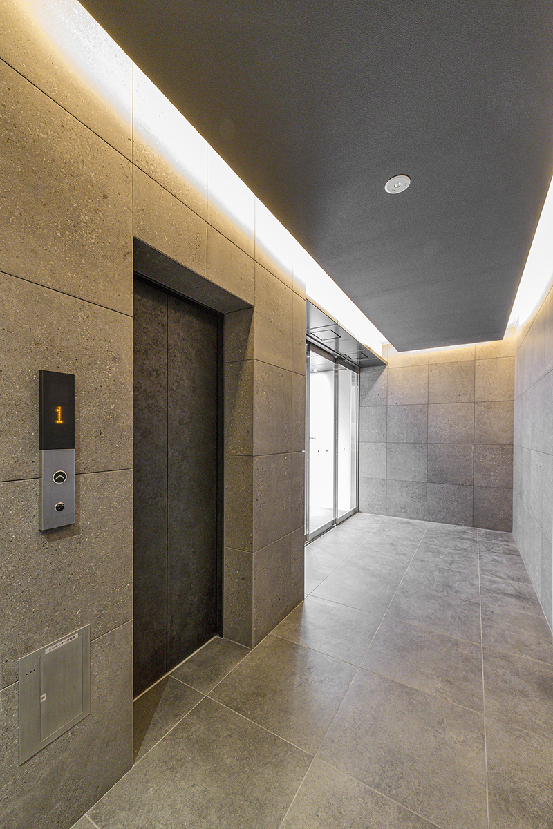 名古屋市中区の駅近・約70坪の土地の店舗付き賃貸マンションの大判タイルの高級感あるエントランスホール