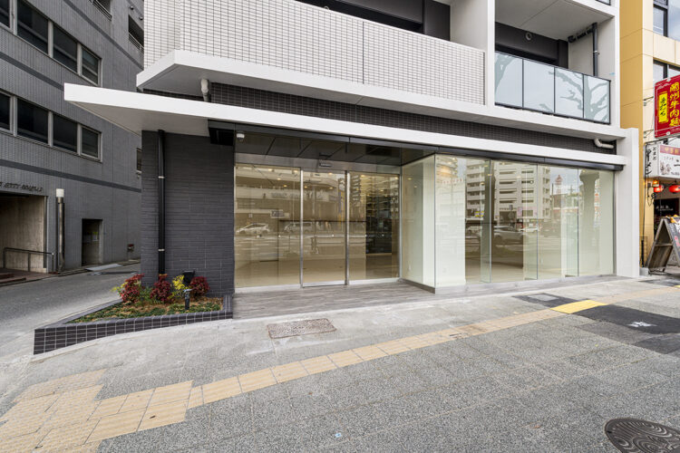 名古屋市中区の駅近・約70坪の土地の店舗付き賃貸マンションの歩道のある大通りに面した1階店舗