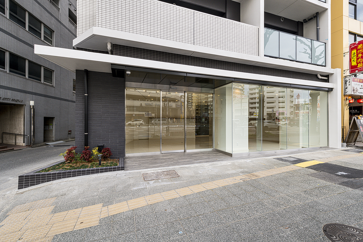 名古屋市中区の駅近・約70坪の土地の店舗付き賃貸マンションの歩道のある大通りに面した1階店舗