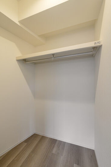名古屋市中区の駅近・約70坪の土地の店舗付き賃貸マンション:Aタイプ:洋室についたハンガーパイプ付きウォークインクローゼット