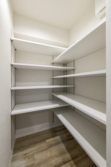 名古屋市東区の80坪の土地の全室角部屋マンションのキッチン横には広めの収納力のあるパントリー