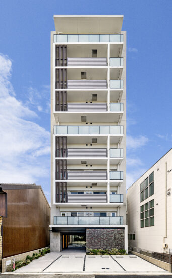名古屋市東区の80坪の土地の全室角部屋マンションの半透明パネルと縦と横ラインを組み合わせた外観デザイン