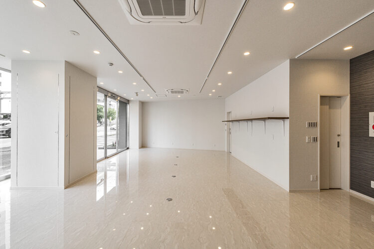 名古屋市中区の駅近・約70坪の土地の店舗付き賃貸マンションのガラス面から光が差し込む、明るい店舗デザイン