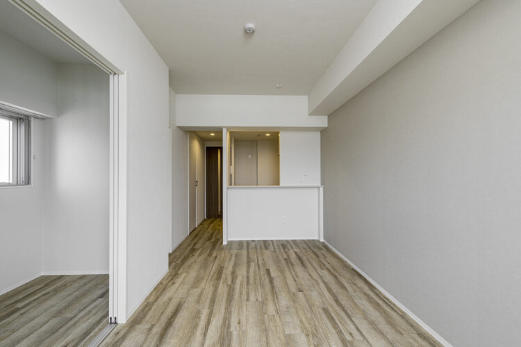 名古屋市東区の80坪の土地の全室角部屋マンションの洋室との開口部が広いLDK