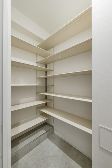 名古屋市中区の駅近・約70坪の土地の店舗付き賃貸マンション:Aタイプ:2面に稼働棚の付いた大容量のシューズクローゼット