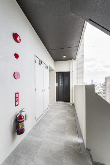 名古屋市東区の80坪の土地の全室角部屋マンションの消火器や火災報知機の設置された共用廊下