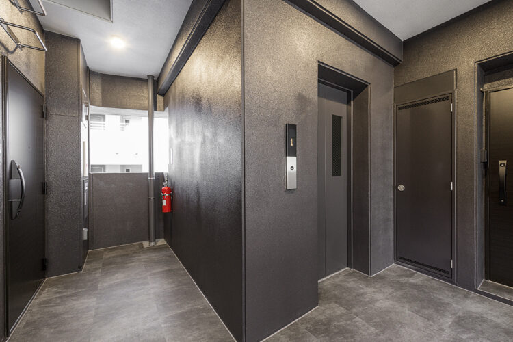 名古屋市中区の駅近・約70坪の土地の店舗付き賃貸マンションの建物の中央にある落ち着いた雰囲気の共用廊下