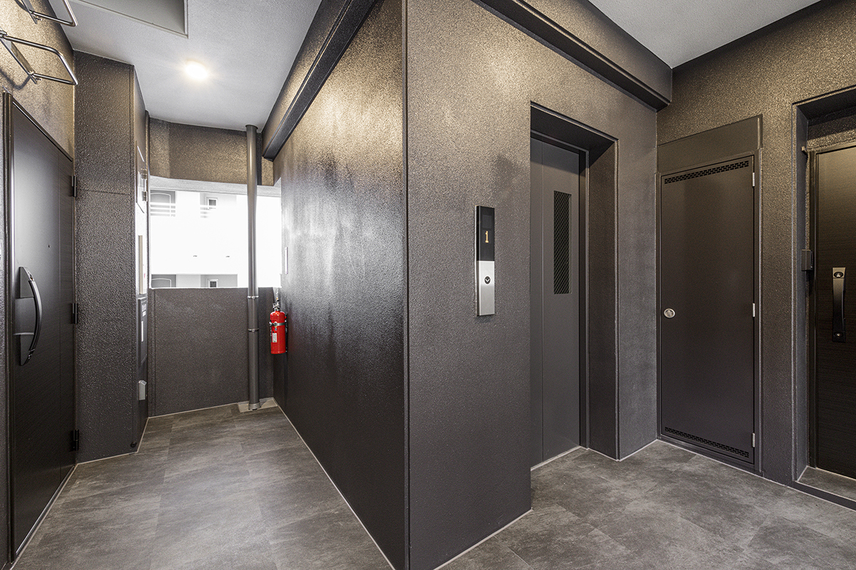 名古屋市中区の駅近・約70坪の土地の店舗付き賃貸マンションの建物の中央にある落ち着いた雰囲気の共用廊下