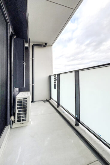 名古屋市中区の駅近・約70坪の土地の店舗付き賃貸マンション:Bタイプ:半透明のパネルの付いたおしゃれなバルコニー