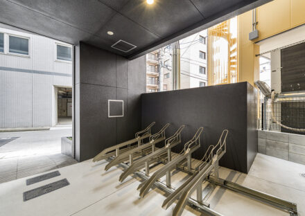 名古屋市中区の駅近・約70坪の土地の店舗付き賃貸マンションの屋根付きの駐輪場