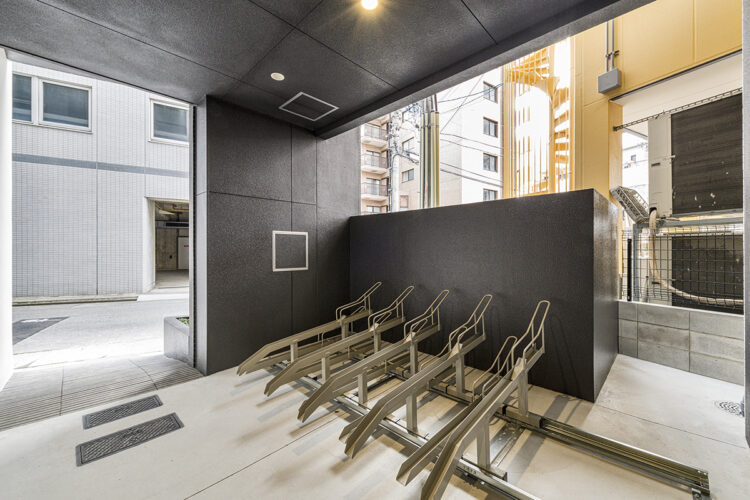 名古屋市中区の駅近・約70坪の土地の店舗付き賃貸マンションの屋根付きの駐輪場