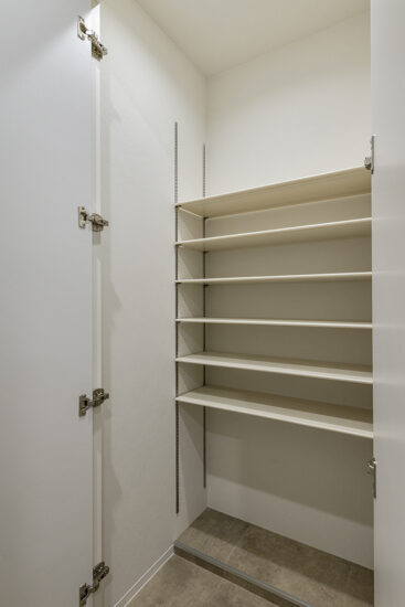 名古屋市東区の80坪の土地の全室角部屋マンションの奥行きがあるシューズクローゼット