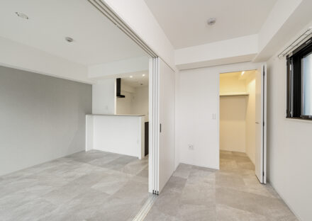 名古屋市中区の駅近・約70坪の土地の店舗付き賃貸マンション：Bタイプ：ウォークインクローゼット付きの洋室と開口部の広いLDK