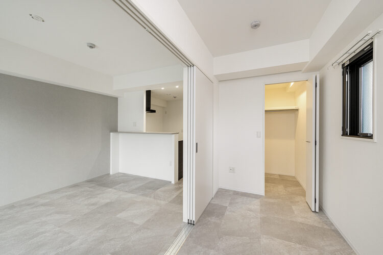 名古屋市中区の駅近・約70坪の土地の店舗付き賃貸マンション:Bタイプ:ウォークインクローゼット付きの洋室と開口部の広いLDK