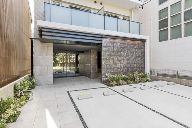 名古屋市東区の80坪の土地の全室角部屋マンションの植栽のある高級感あるエントランスと駐車場