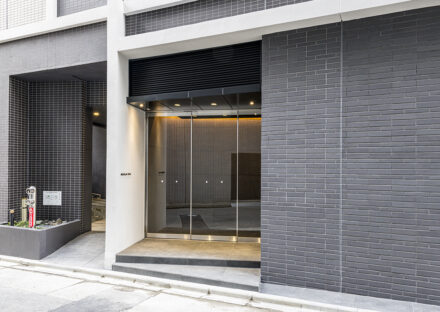 名古屋市中区の駅近・約70坪の土地の店舗付き賃貸マンションのモダンで高級感のあるエントランス。左側には駐輪場