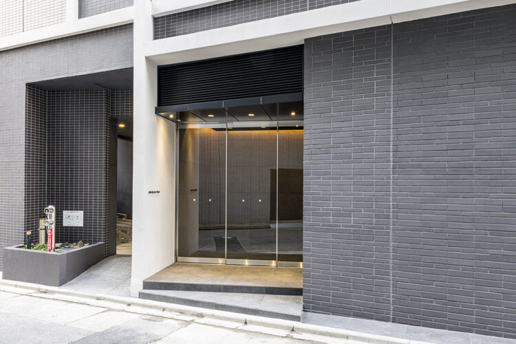 名古屋市中区の駅近・約70坪の土地の店舗付き賃貸マンションのモダンで高級感のあるエントランス。左側には駐輪場