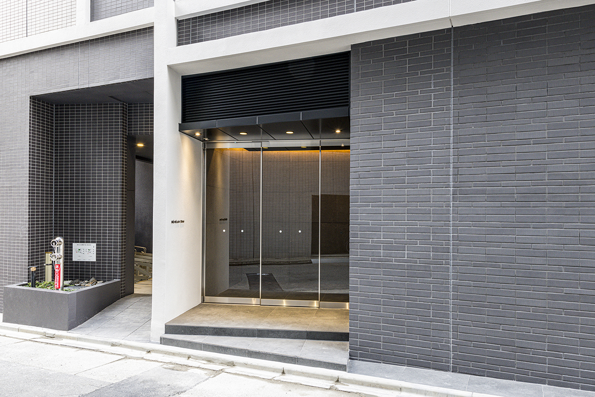 名古屋市中区の駅近・約70坪の土地の店舗付き賃貸マンションのモダンで高級感のあるエントランス。左側には駐輪場