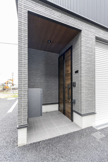 愛知県岩倉市の約300坪の土地のビルトインガレージ付きメゾネットアパートの宅配ボックス付きおしゃれな各戸個別の玄関