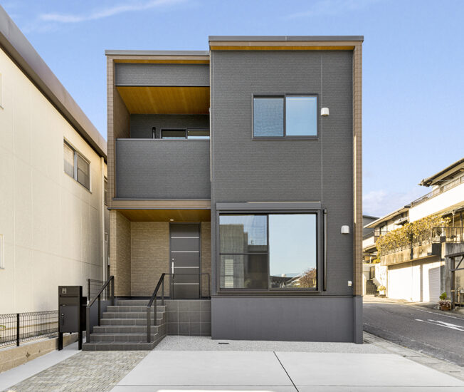 豊田市の40坪の土地のハイグレードな住宅設備のベランダ付きダークな色合いの高級感ある外観デザインの戸建賃貸1棟