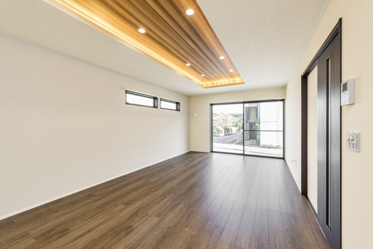 豊田市の40坪の土地のハイグレードな住宅設備の戸建賃貸の道路側をカーテンを閉めても高窓からの採光が得られるリビングダイニング