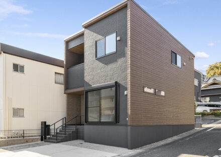 豊田市の40坪の土地のハイグレードな住宅設備の建物前に駐車場付ある木目調の落ち着きのある雰囲気の戸建て住宅