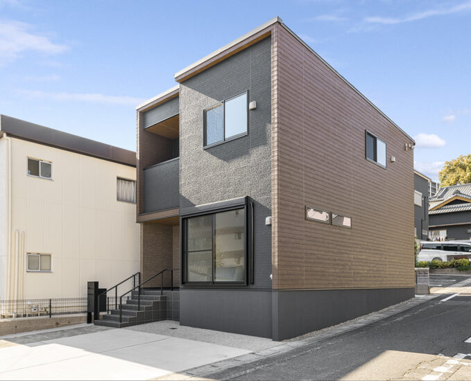 豊田市の40坪の土地のハイグレードな住宅設備の建物前に駐車場付ある木目調の落ち着きのある雰囲気の戸建て住宅