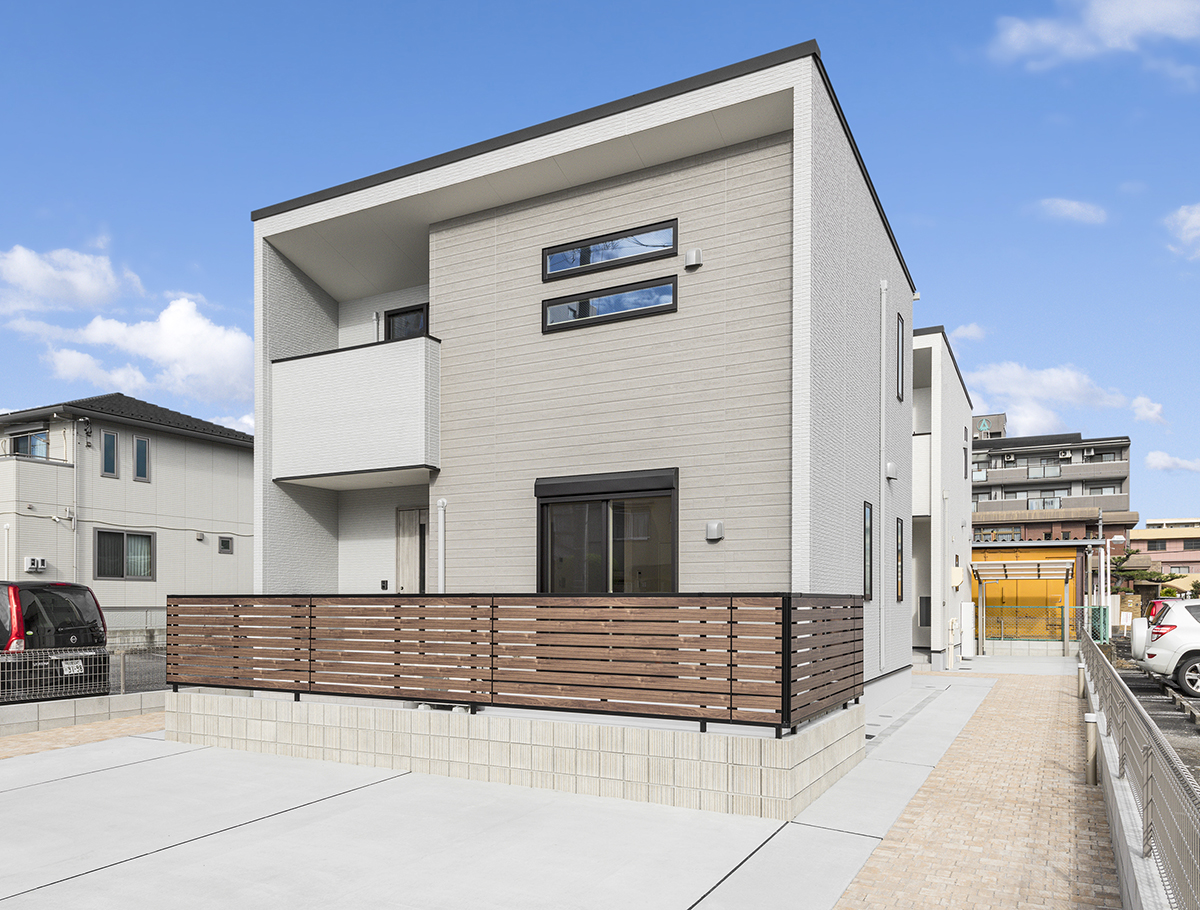 名古屋市中川区の駅近約75坪の土地のホワイトのベース色に淡いグレーのアクセント！並列に配置された戸建2棟
