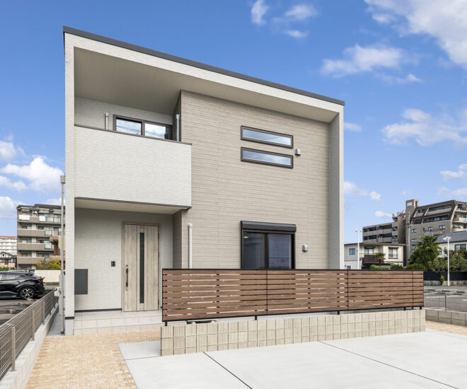 名古屋市中川区の駅近約75坪の土地の戸建賃貸の目の前に駐車場！フェンスでプライバシーを確保した南棟