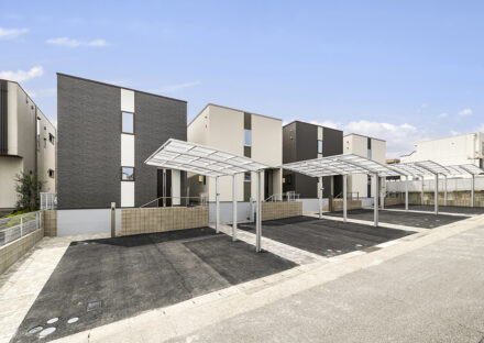 名古屋市名東区の200坪の土地の戸建賃貸の駐車場と一段上がった建物で落ち着きある住空間