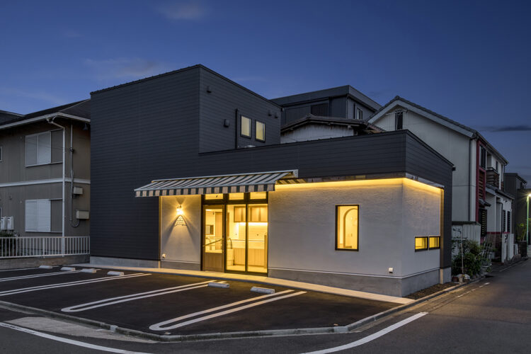 名古屋市北区のフレンチテイストな店舗の温かみのあるライトに照らされた夜の店舗