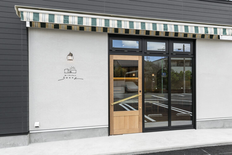 名古屋市北区のフレンチテイストな店舗のかわいらしいデザインのエントランス