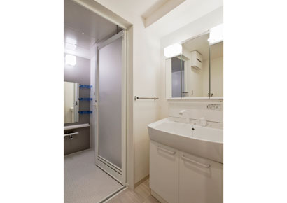 鉄筋コンクリートで6世帯。全室角部屋のプライベートを重視した「 レージュモーダ6」浴室